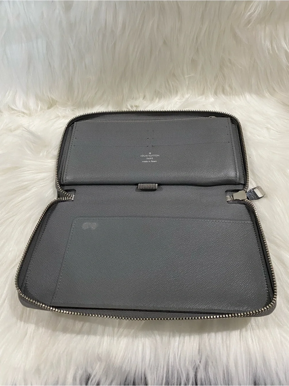 Louis Vuitton Men's Gray Taiga Leather Zip-Around Wallet - Organizer - Picture 8 of 16